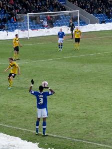 Nathan Smith takes a throw in