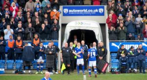The whole stadium, including players and managers, applaud as Lester leaves the field for the final time