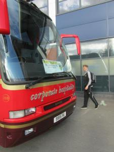 The players get on the coach