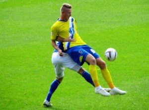 Hird wins possession from Smith