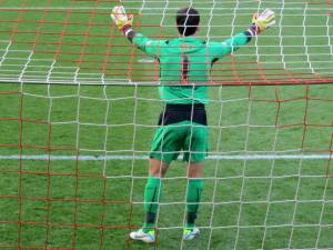 Tommy Lee guards his net
