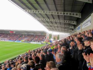 Applause in the 8th minute for Ernie